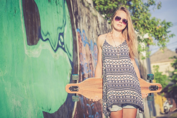 Fashion lifestyle, Beautiful young blonde woman with skateboard